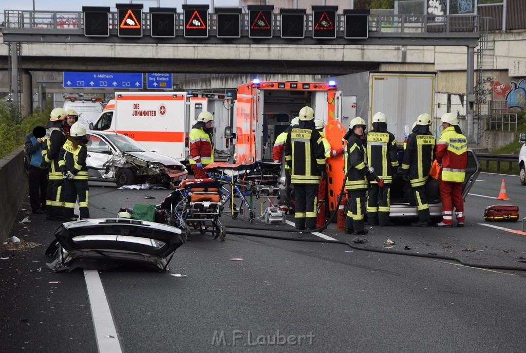 VU Auffahrunfall A 3 Rich Oberhausen kurz vor AS Koeln Dellbrueck P033.JPG - Miklos Laubert